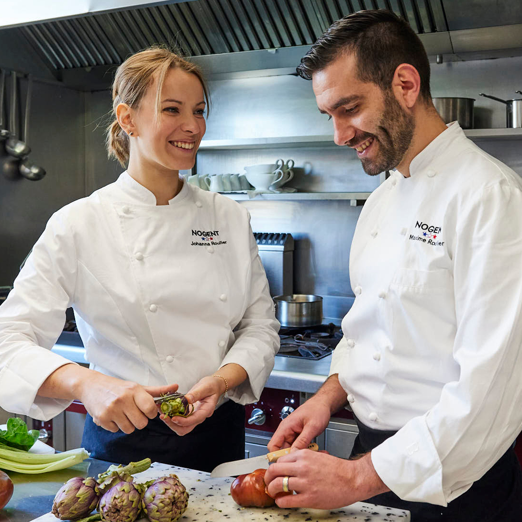 MAXIME ET JOHANNA ROULLIER CHEFS Maxime et Johanna Roullier chefs du restaurant le Saint-Paul à Préfailles