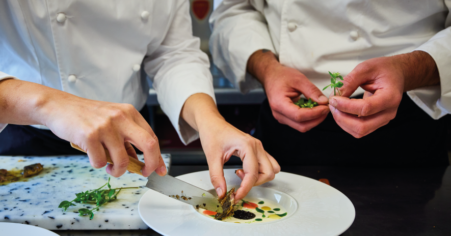 Deux chefs cuisinant avec un couteau Nogent 3 étoiles