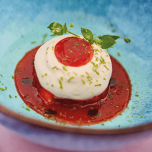 dessert-de-chef-salpicon-de-fraises-et-son-cremeux-a-la-tomate