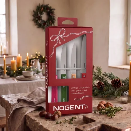 Coffret couteaux cuisine bois Nogent*** présenté dans une ambiance de Noël, avec 4 essentiels colorés de la gamme Nogent Iconic.