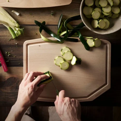 Grande planche à découper en hêtre massif avec rigole Nogent*** utilisée pour découper des courgettes.